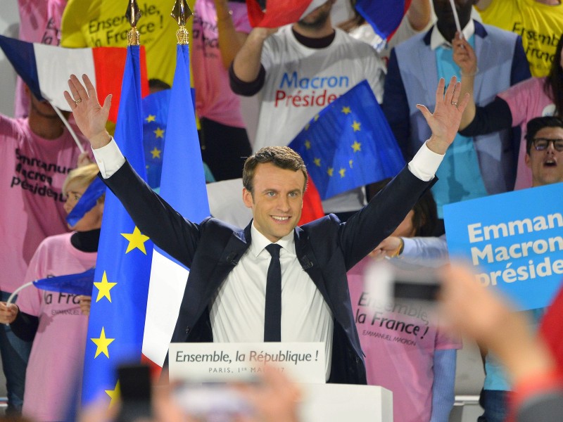 Emmanuel Macron ist der jüngste Präsident Frankreichs. Mit 39 Jahren wurde er zum Staatsoberhaupt gewählt. Die Stichwahl am 14. Mai 2017 entschied er klar für sich. Auch bei der Wahl zur Nationalversammlung im Juni erreichte seine Partei die absolute Mehrheit.