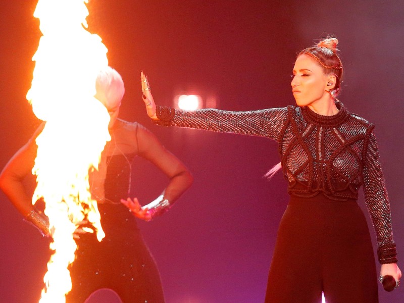 Darf nicht fehlen beim ESC: Flammen auf der Bühne. Ansonsten heizte die Performance der Armenierin nur wenigen Zuschauern ein.