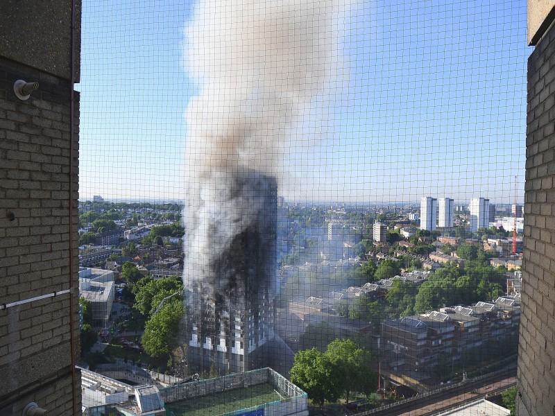 Eine Schule in der Nähe des brennenden Hochhauses in London blieb an dem Tag geschlossen.