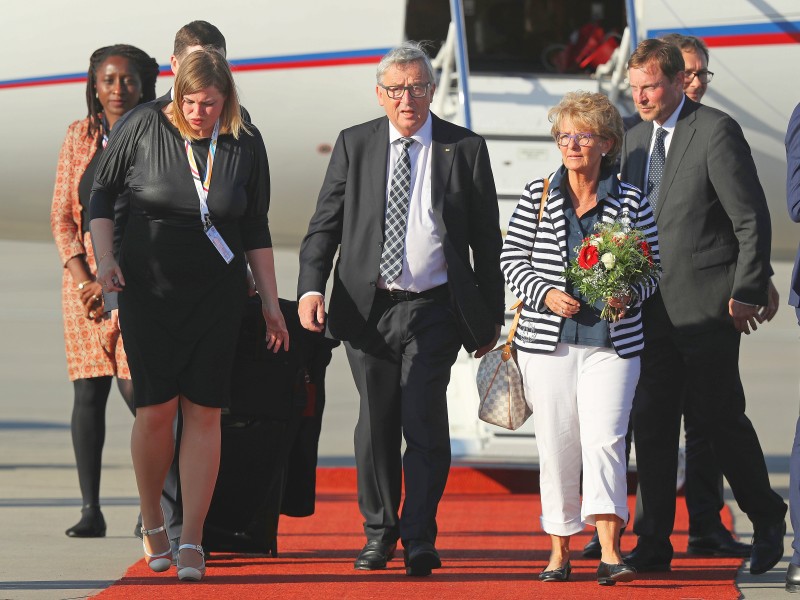 Am Donnerstagabend landete EU-Kommissionspräsident Jean-Claude Juncker mit seiner Frau.