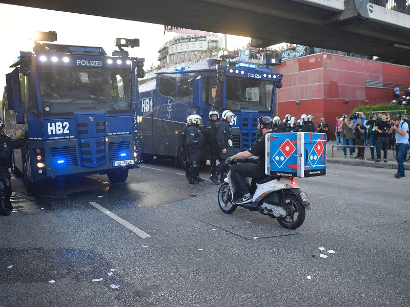 Ein Pizzabote schlängelte sich derweil durch die Protestler und Polizisten.