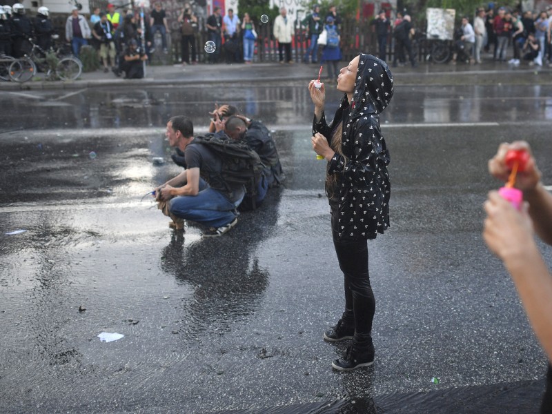 Diese Demonstrantin setzt auf Protest mit Seifenblasen.