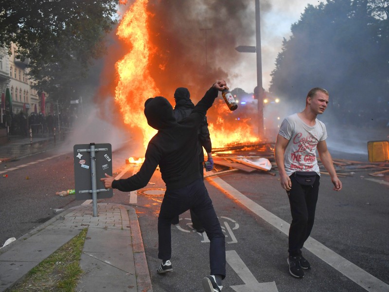 Krawalle bei Demos gegen das G20-Gipfeltreffen in Hamburg: Auch am Freitag kam es an vielen Orten in der Stadt zu Ausschreitungen. Am Freitagabend lieferten sich gewaltbereite Demonstranten Gefechte mit der Polizei. 