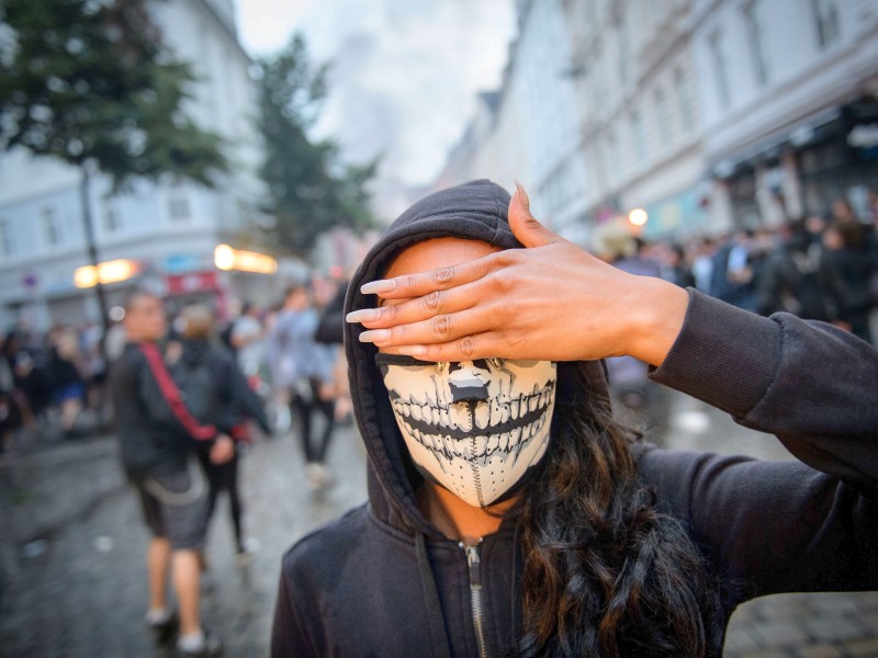 Maskierungen sind auf Demonstrationen ausdrücklich verboten. Dieser Demonstrantin war das offenbar egal.