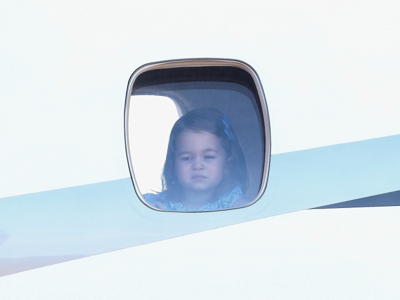 Bei der Ankunft in Berlin am Mittwochmittag schaute die zweijährige Tochter von William und Kate aus dem Fenster. 