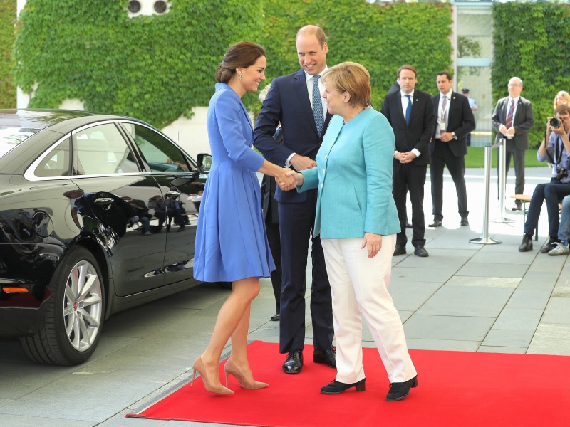 Zum ersten Termin bei Angela Merkel im Kanzleramt waren der Queen-Enkel und seine Frau (beide 35) ohne den Nachwuchs gekommen. 