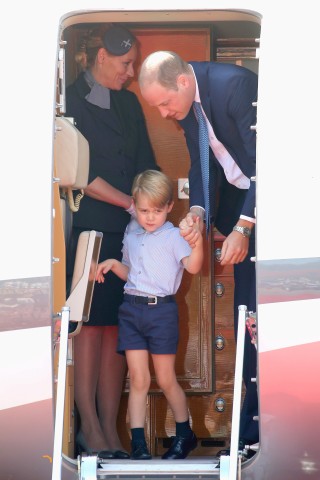 Und schon ging die Tür auf: Papa William und der kleine George. 