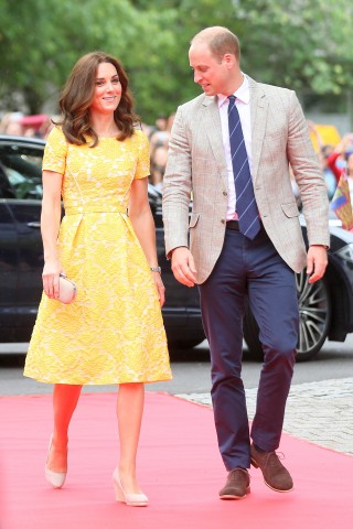 Kate besticht mit einem gelben Sommerkleid. William scheint es zu gefallen. Der Enkel von Queen Elizabeth II. kommt in legerer, aber förmlicher Kombination. 