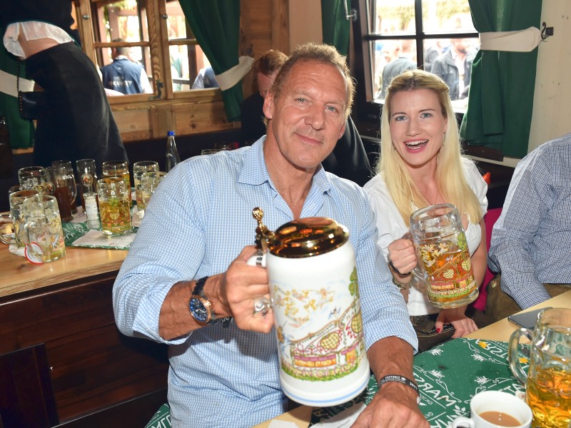 Ralf Möller und seine Freundin Justine gönnten sich ein Bierchen. Das Getränk des Schauspielers fiel etwas größer aus.