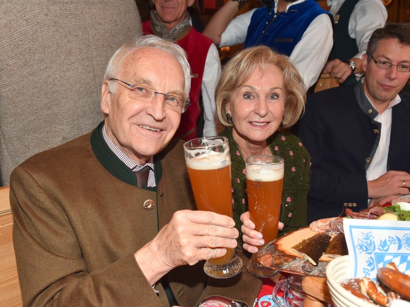 Auch CSU-Politiker Edmund Stoiber und seine Frau Karin Stoiber genossen ein Bierchen auf den Wiesn.