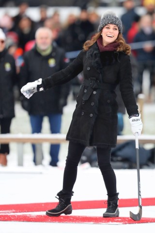 Richtig aufs Eis musste sich Kate nicht wagen: Sie schlug den rosa Ball von einem roten Teppich aus – und hatte dabei sichtlich Spaß.