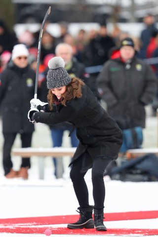 Auch schwanger macht Herzogin Kate eine sportliche Figur. Die 36-Jährige versuchte sich beim Bandy – in Schweden beliebter Vorgänger des Eishockeys. 