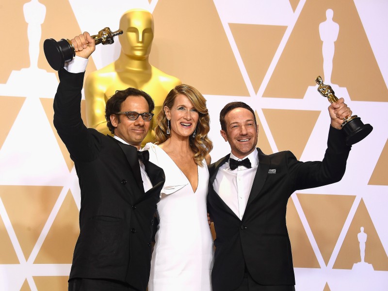Freuten sich über die Auszeichnung in der Dokumentar-Kategorie: Schauspielerin Laura Dern, Produzent Dan Cogan (l.) sowie Regisseur Bryan Fogel von „Icarus“.