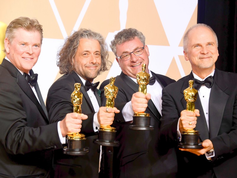 Ein Oscar ging auch nach Deutschland: Gerd Nefzer (3. v. l.) wurde mit seinen Kollegen Richard R. Hoover, Paul Lambert und John Nelson in der Kategorie Beste Spezialeffekte geehrt. 
