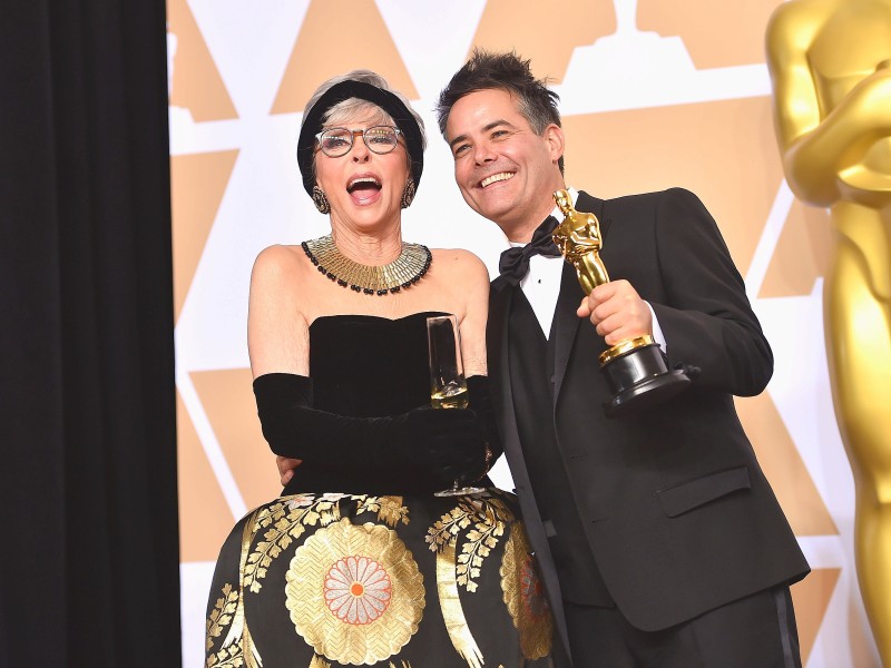 Glücklich über die Auszeichnung für den besten fremdsprachigen Film: Schauspielerin Rita Moreno und Regisseur Sebastian Lelio von „A Fantastic Woman“