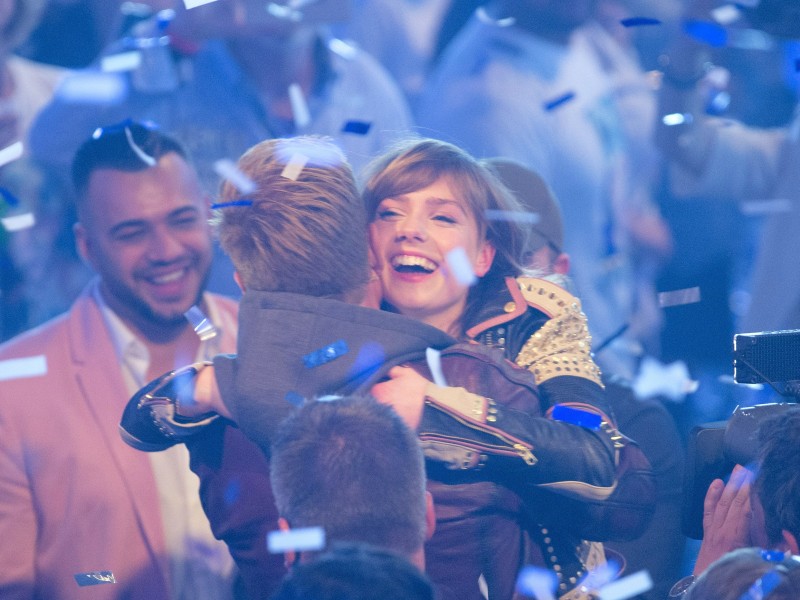 Er schrieb den Song „Königlich“, sie gewann damit Staffel Nummer 15 von „Deutschland sucht den Superstar“: Die damals 16-jährige Marie Wegener und Dieter Bohlen umarmen sich nach dem Sieg der Schülerin im Mai 2018.