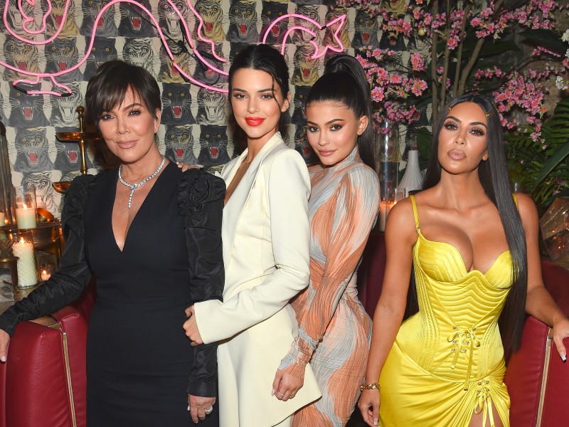 Auch der Rest des Kardashian-Jenner-Clans geizt nicht mit den Reizen. Mutter Kris Jenner mit Kendall Jenner, Kylie Jenner und Kim Kardashian (v.l.).