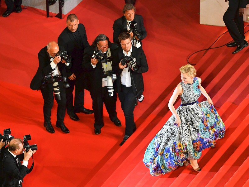 Die australische Schauspielerin Blanchett gibt mit selbstbewussten und eloquenten Statements nicht nur ein gutes Aushängeschild ab gegen den ewigen Vorwurf, dass in Cannes zu selten Frauen das Sagen hätten. Sie erweist sich auch als glänzende Verteidigerin des Kinos als Kunstform. „Es geht hier nicht um den Friedensnobelpreis, sondern um die Goldene Palme“, war eine ihrer Antworten auf die Frage, ob die Jury die politisch aufgeladene Situation einiger Filme und ihrer Regisseure berücksichtigen werde. 