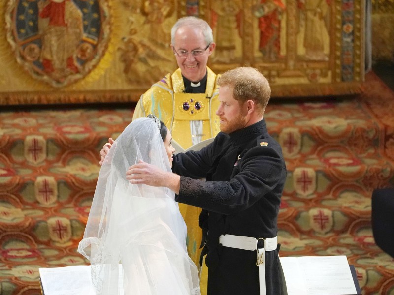 Am 19. Mai 2018 war es dann soweit: Harry und Meghan gaben sich in der St. George`s Chapel auf Schloß Windsor das Jawort. Sie tragen seit ihrer Hochzeit die Titel Herzog und Herzogin von Sussex.