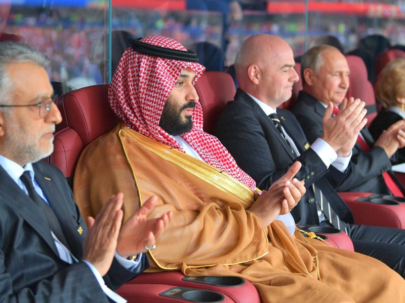 Bei der Eröffnungsfeier trafen sich diese Herren auf der VIP-Tribüne: Saudi-Arabiens Präsident Sheikh Salman bin Ibrahim al Khalifa und der Kronprinz Mohammed Bin Salman Al Saud, FIFA-Präsident Gianni Infantino und Russlands Präsident Wladimir Putin (von links nach rechts).