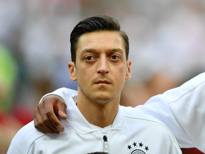 Mesut Özil kurz vor Anpfiff des ersten WM-Spiels 2018 im Alter von 29 Jahren. Aber wie sah er 11 Jahre früher aus? Wir zeigen, wie die Fußball-Stars einmal aussahen. 
