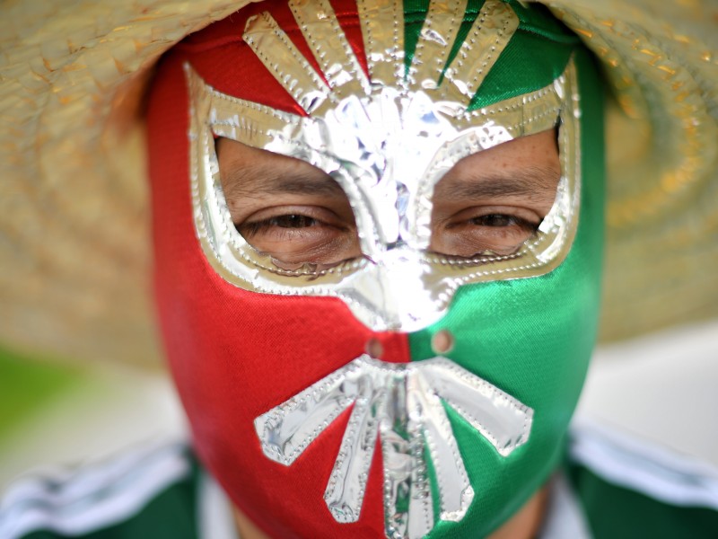 Sieht ja schon ein wenig gruselig aus ... dieser maskierte Mexiko-Fan.
