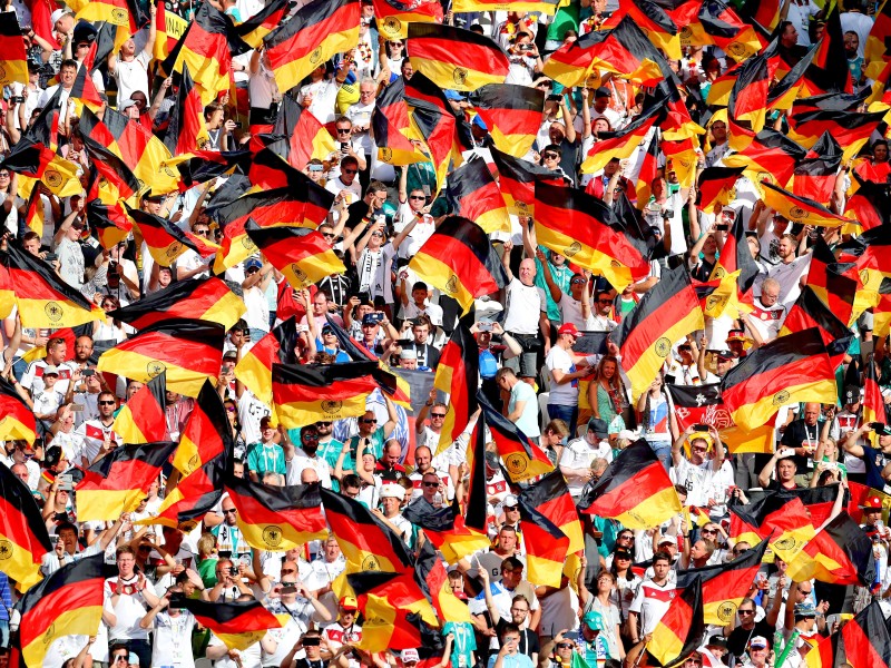 Ein Meer aus deutschen Fahnen auf den Tribünen der Kasan-Arena während des Spiels Deutschland gegen Südkorea.