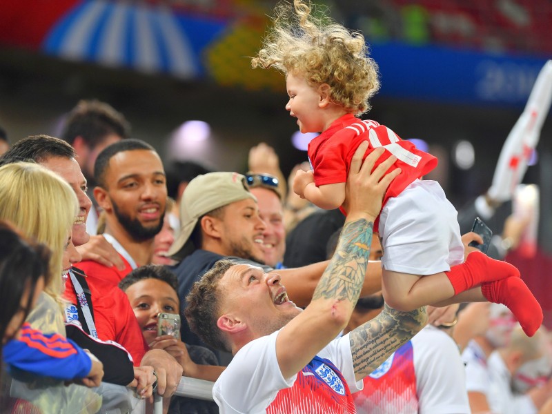 Vaterfreude beim englischen Nationalspieler Kieran Trippier nach dem Elfmeterschießen und Siegen gegen Kolumbien (3:4).