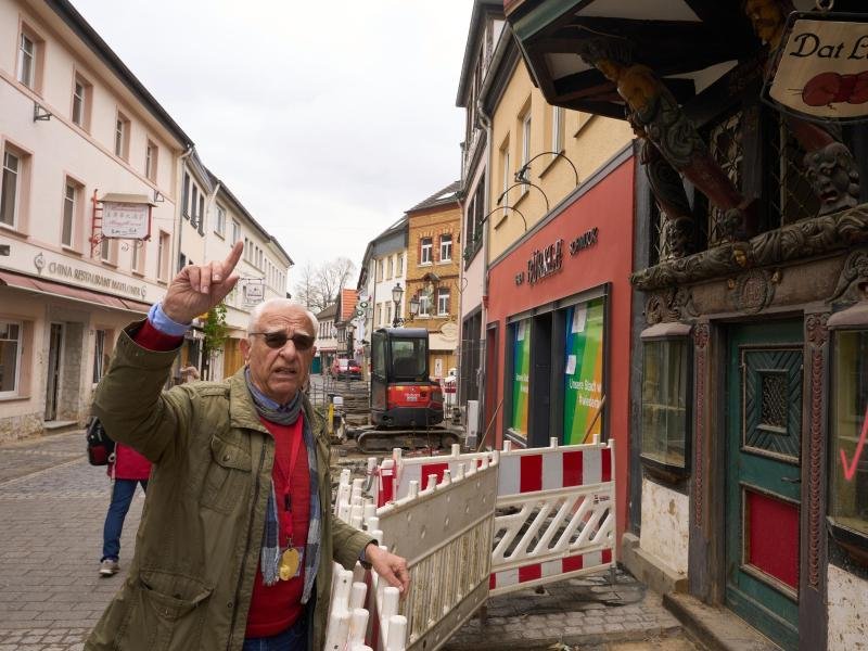 Gästeführer Rudolf Schulte-Sasse steht in der Fussgängerzone, deren Geschäfte gerade wieder aufgebaut werden. Nach dem Hochwasser können Besucher im Ahrtal vieles über die Flutkatastrophe erfahren.