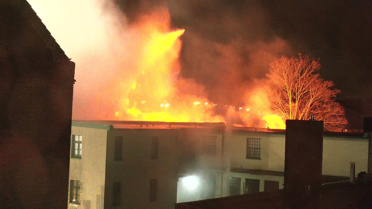 Gelsenkirchen: Der Brand in einer Kerzenfabrik sorgte für meterhohe Flammen.