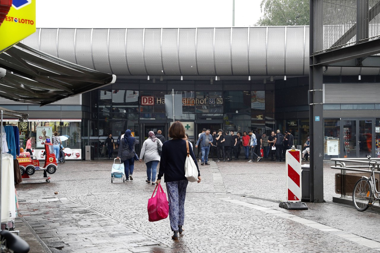 Gelsenkirchen Hauptbahnhof: Rechts vom Haupteingang geht es zum Busbahnhof. (Archivbild)
