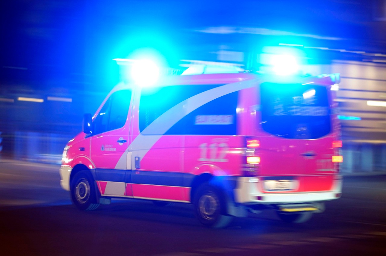 Erschreckender Vorfall in Gelsenkirchen: Männer versperren Rettungswagen den Weg. (Symbolbild)