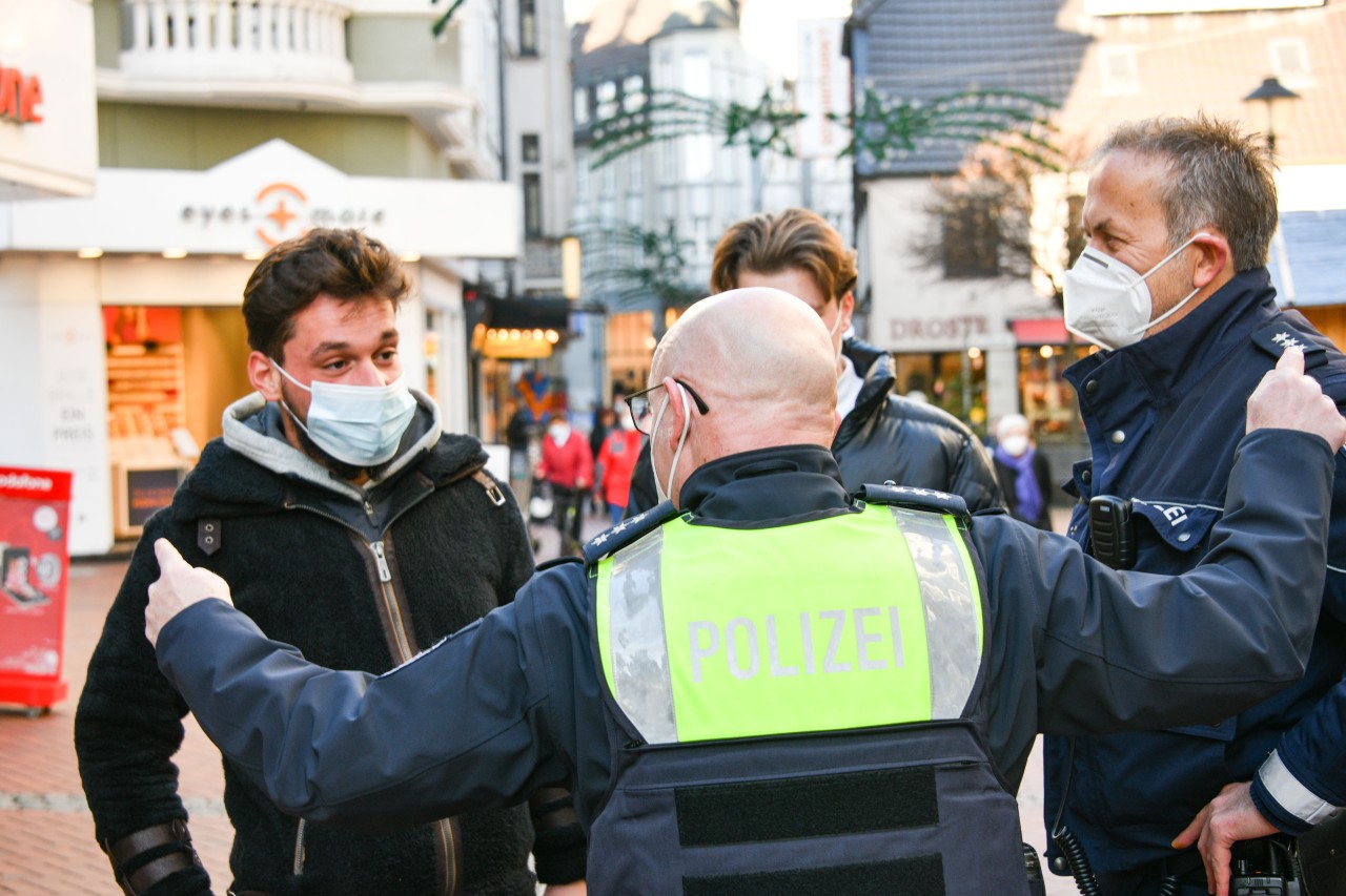 In Gelsenkirchen hat die Polizei zur Weihnachtszeit die Maskenpflicht kontrolliert. (Archivbild)