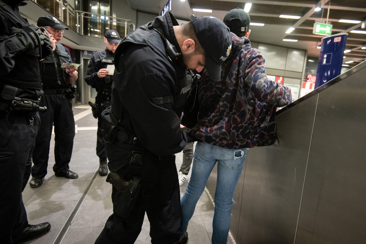 Gelsenkirchen: Die Polizei hat einen bewaffneten Dealer am Hauptbahnhof festgenommen. (Symbolbild)
