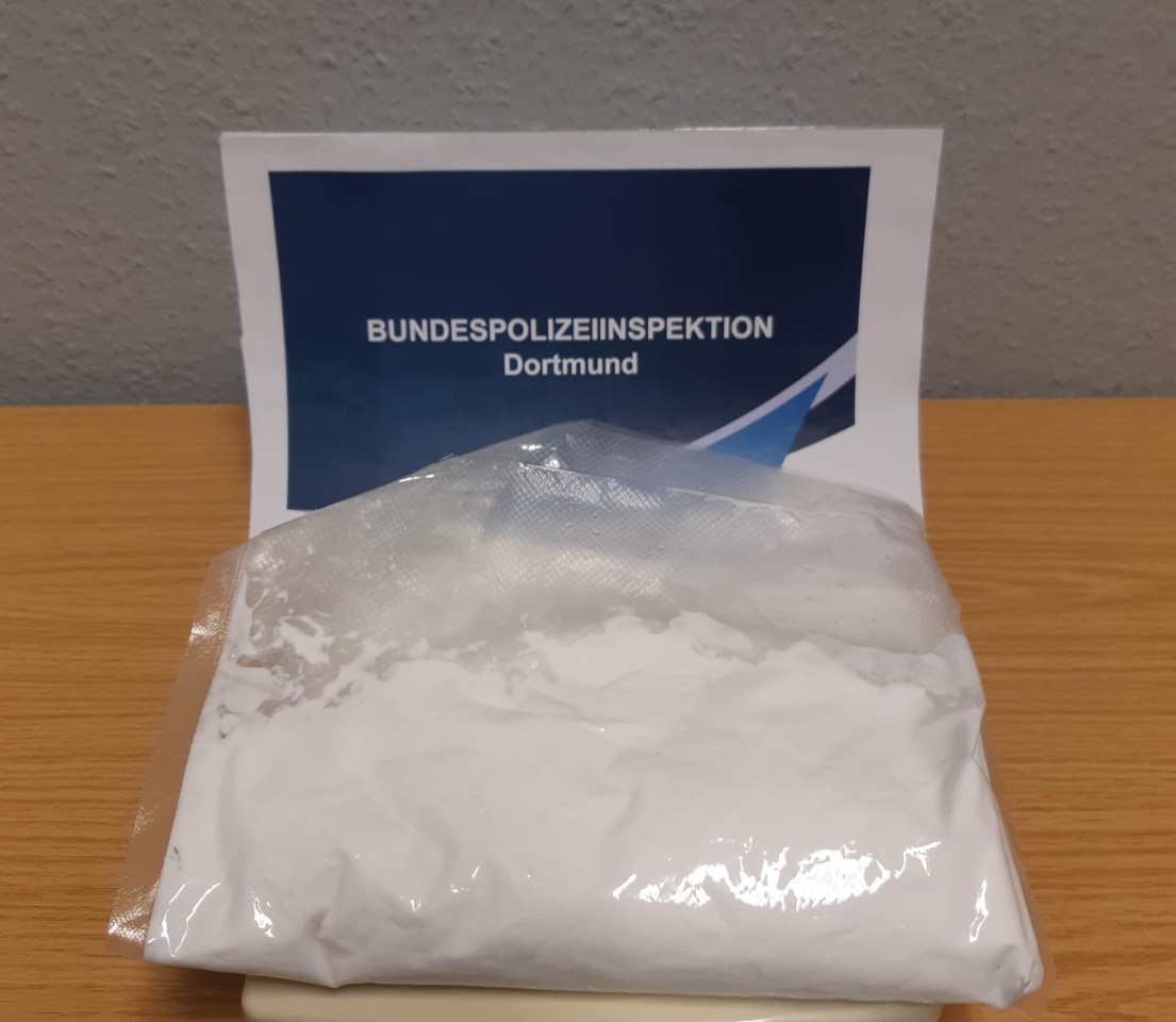 Die Polizei fischte am Hauptbahnhof in Gelsenkirchen diesen Beutel voller Drogen aus dem Rucksack der 32-Jährigen.