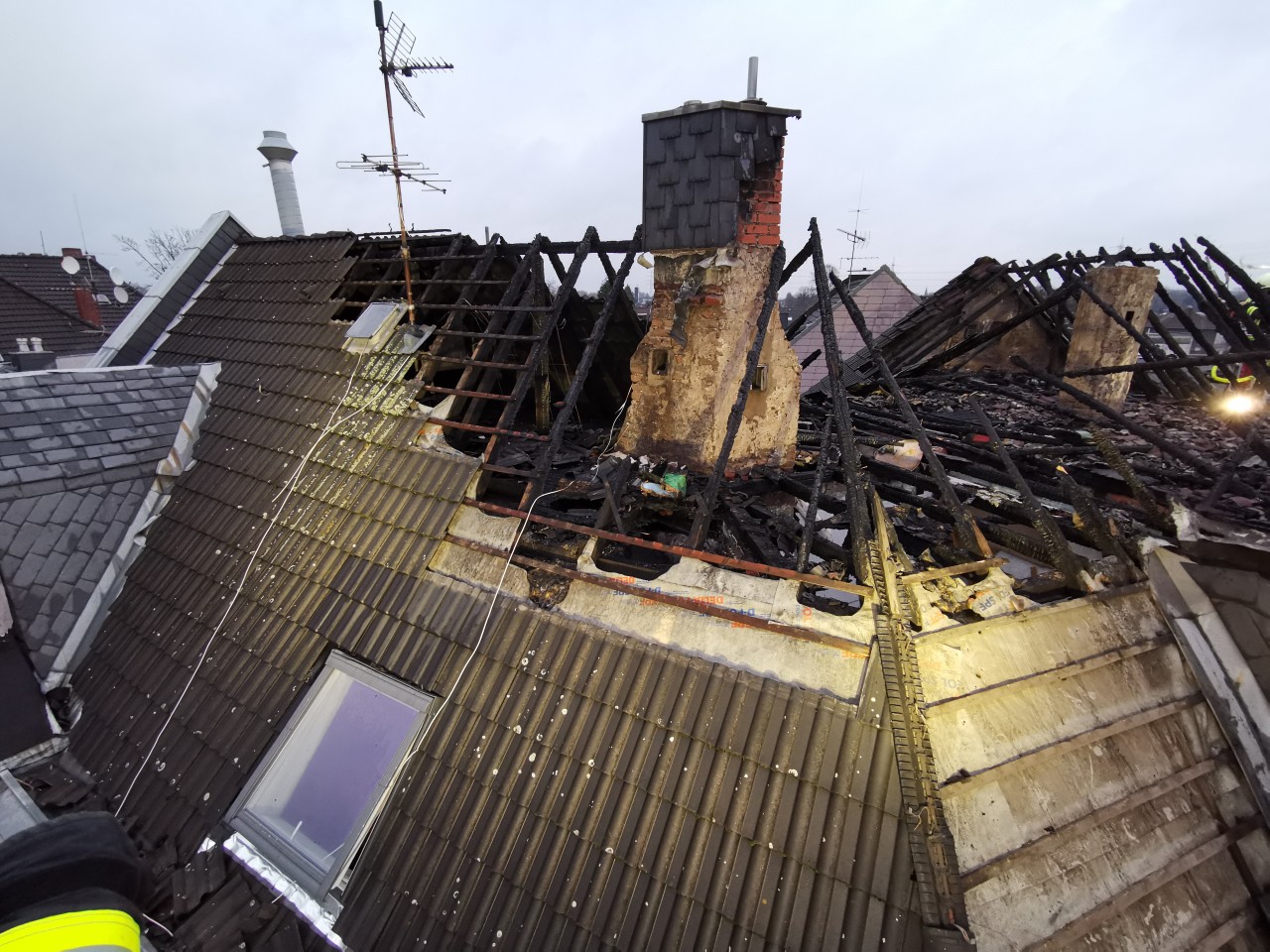 Die Bilder nach den Löscharbeiten zeigen das Ausmaß des Dachstuhlbrandes.