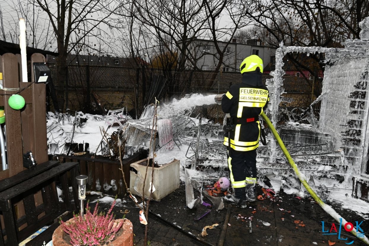 Die Feuerwehr Gelsenkirchen war rund vier Stunden bei dem Brand im Garten des Vereins im Einsatz.