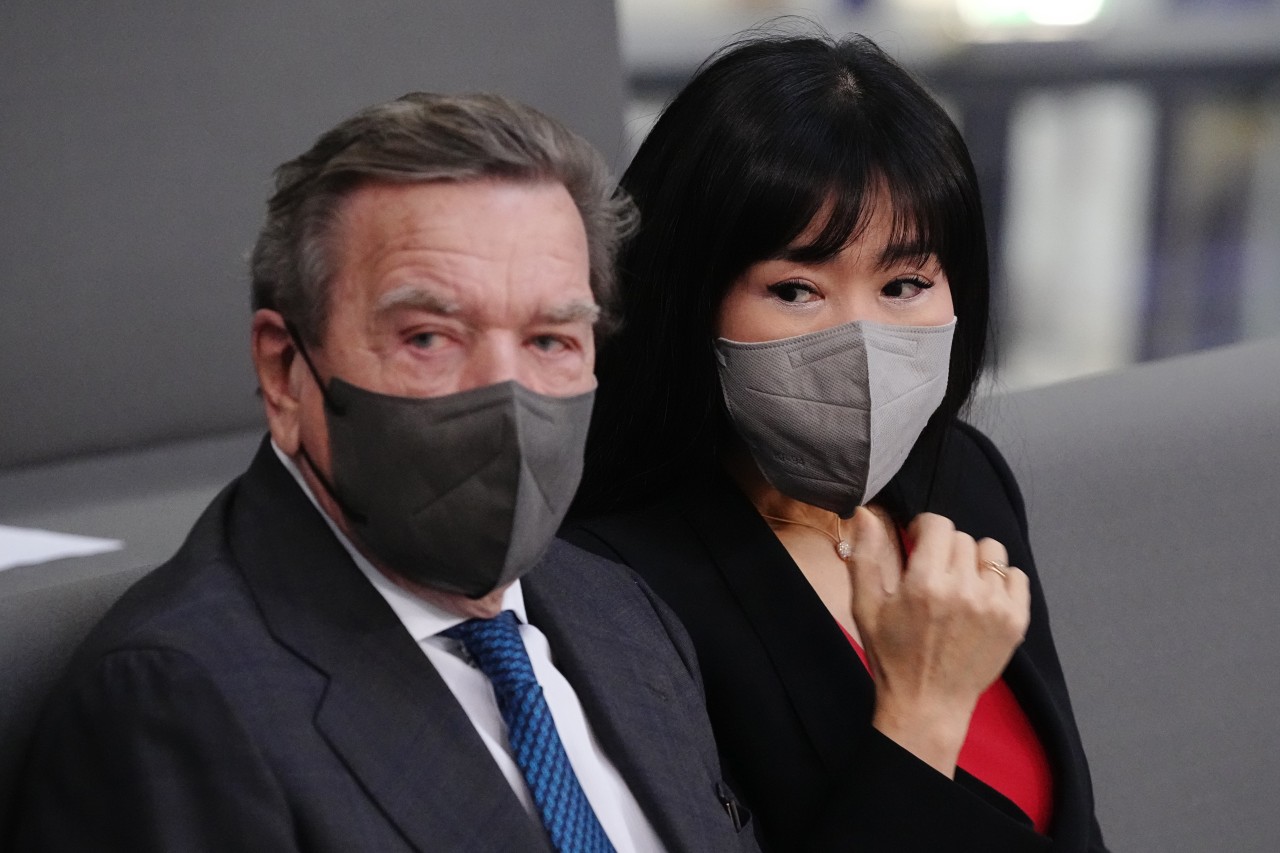 Gerhard Schröder und seine Ehefrau So-yeon Schröder-Kim im Bundestag bei der Vereidigung von Olaf Scholz zum Bundeskanzler. 