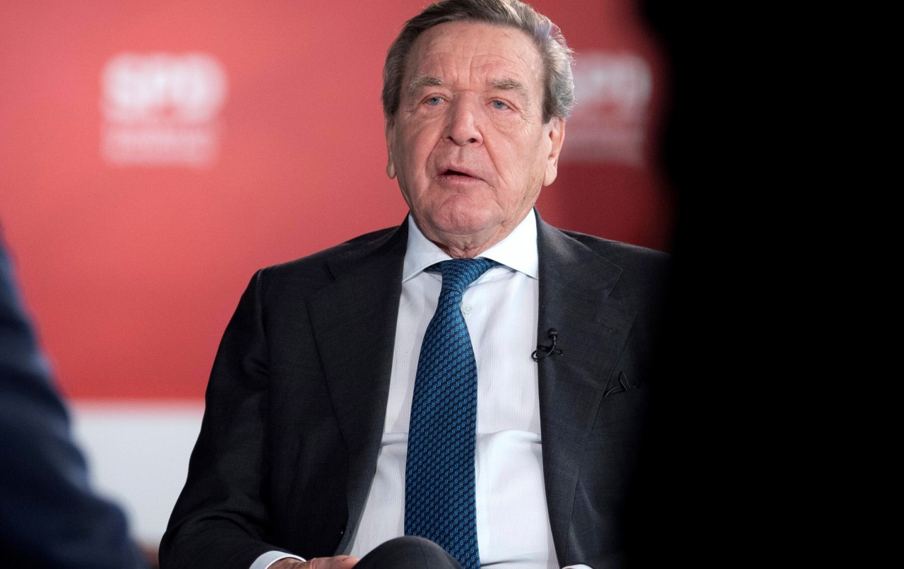 RTL verschiebt für eine Diskussion rund um Alt-Kanzler Gerhard Schröder seine Fußball-Übertragung.