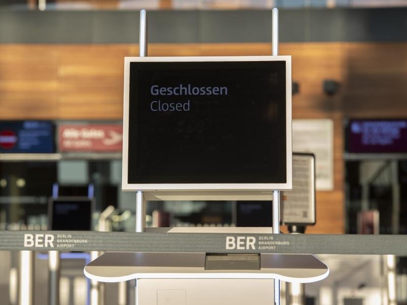 "Geschlossen" steht auf dem Schild an einem Check-in-Schalter am BER. Das Sicherheitspersonal des Flughafen befindet sich in einem Ausstand, der erst um Mitternacht enden wird.