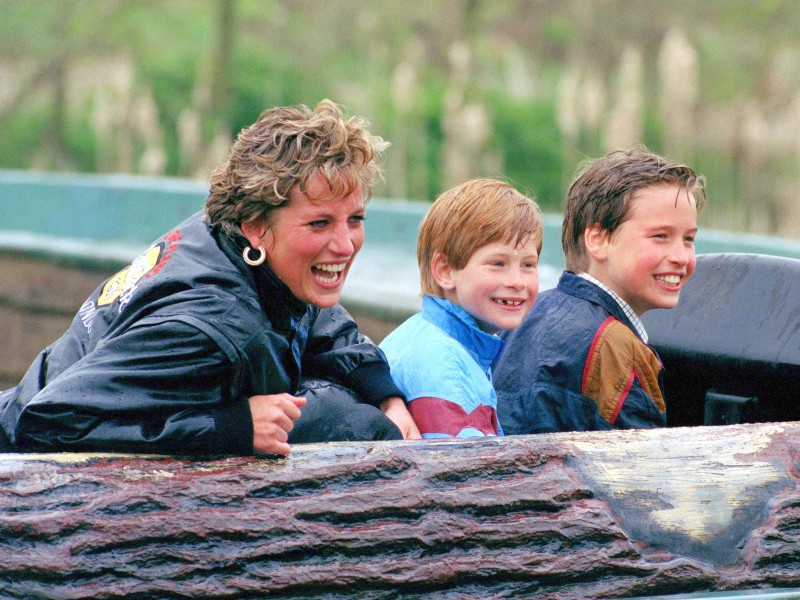 Zusammen mit seiner Mutter und seinem großen Bruder William in der Wildwasserbahn des Freizeitparks „Thorpe Park“.