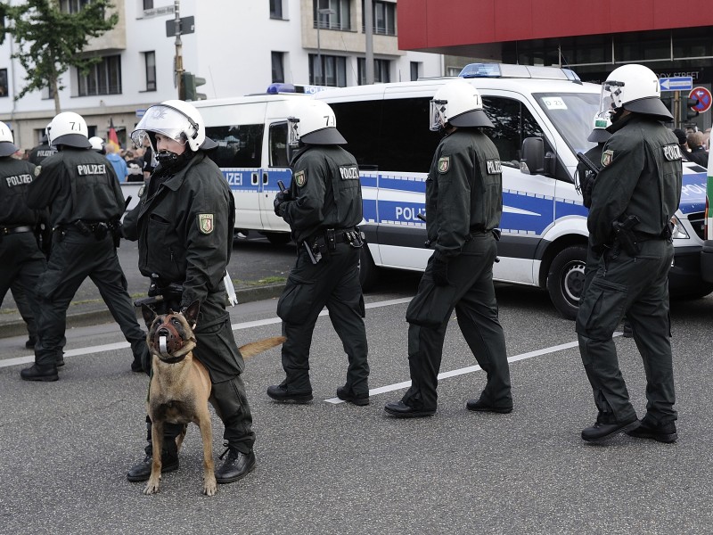 Bei einer Hooligan-Demo gegen Salafisten in Köln ist es zu schweren Ausschreitungen gekommen. 