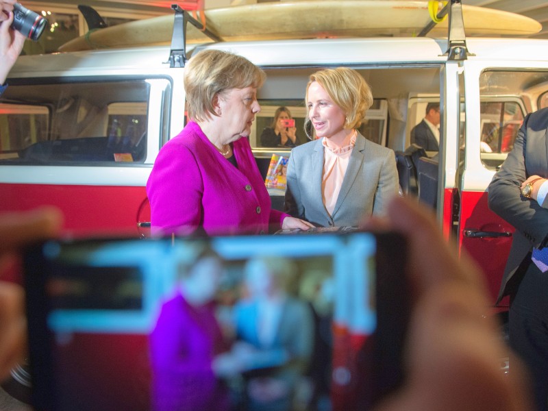 Julia Becker zeigte der Bundeskanzlerin die Zentralredaktion.