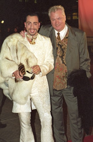 Harald Glööckler und sein Lebensgefährte Dieter Schroth im November 2000 – so wie damals sieht der Designer heute nicht mehr aus.