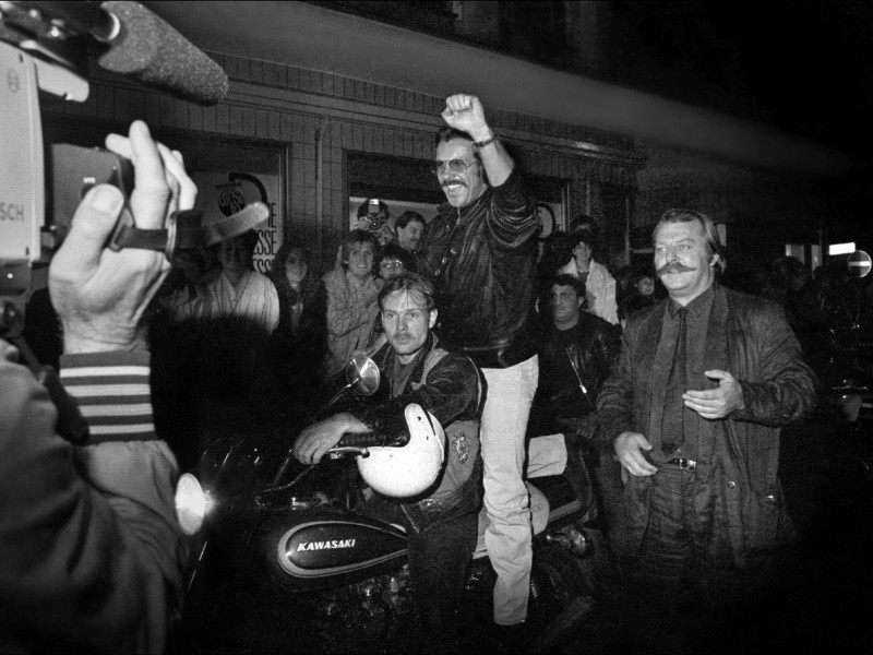 Auf einem  Motorrad fährt Götz George am 9.10.1985 zur Premiere seines Kinofilms Zahn um Zahn in der Duisburger Innenstadt vor. Gedreht wurde in Duisburg und Marseille. Der Titelsong „Faust auf Faust“ wurde von Klaus Lage gesungen.