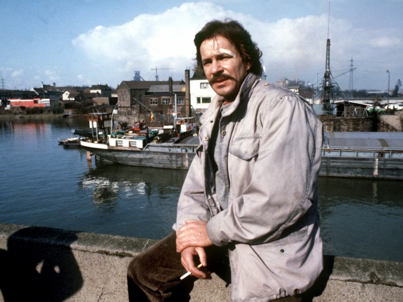 Nichtraucher Götz George mit Schimanski-Kippe am Duisburger Hafen im März 1981.