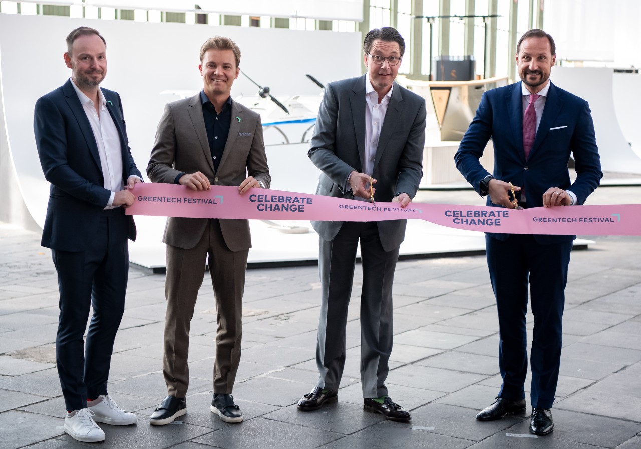 Gmeinsam mit Kronprinz Haakon von Norwegen (v.r.n.l.) und Andreas Scheuer eröffneten die Green-Tech-Festival-Gründer Nico Rosberg und Marco Voigt die Greentech Exhibition im Mai 2019.