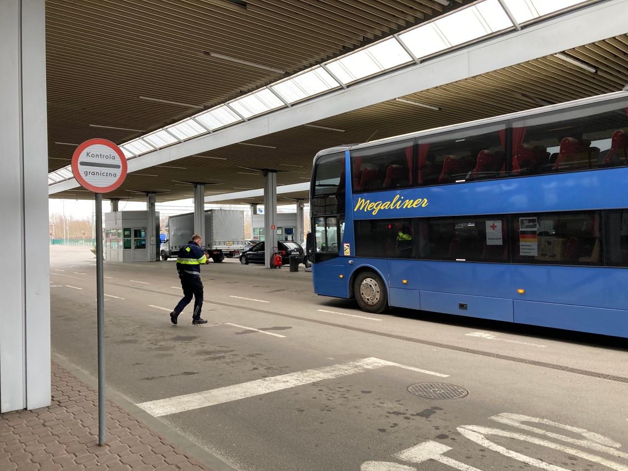 Der Bus von der Aktion „Hamburghilft“ steht an der Grenze zwischen der Ukraine und Polen.