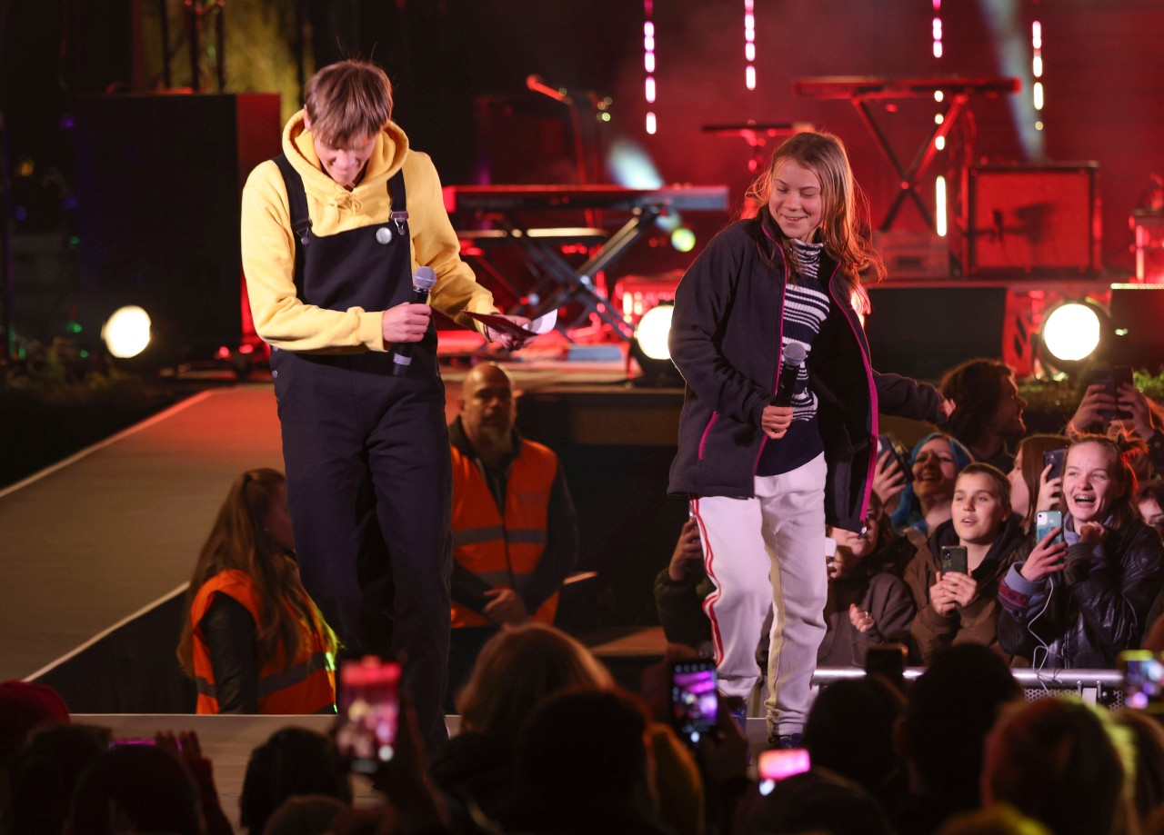 Greta Thunberg gibt auf einem Konzert den Song "Never Gonna Give You Up" zum Besten. 