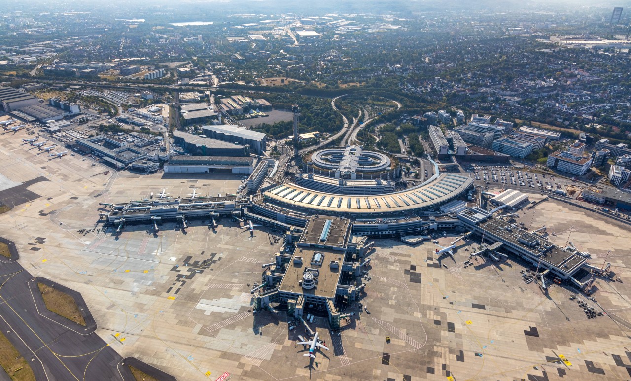 Der Flughafen Düsseldorf ist nach Passagierzahlen der mit Abstand größte Airport in NRW. (Symbolbild) Der Flughafen Düsseldorf ist nach Passagierzahlen der mit Abstand größte Airport in NRW. (Symbolbild)